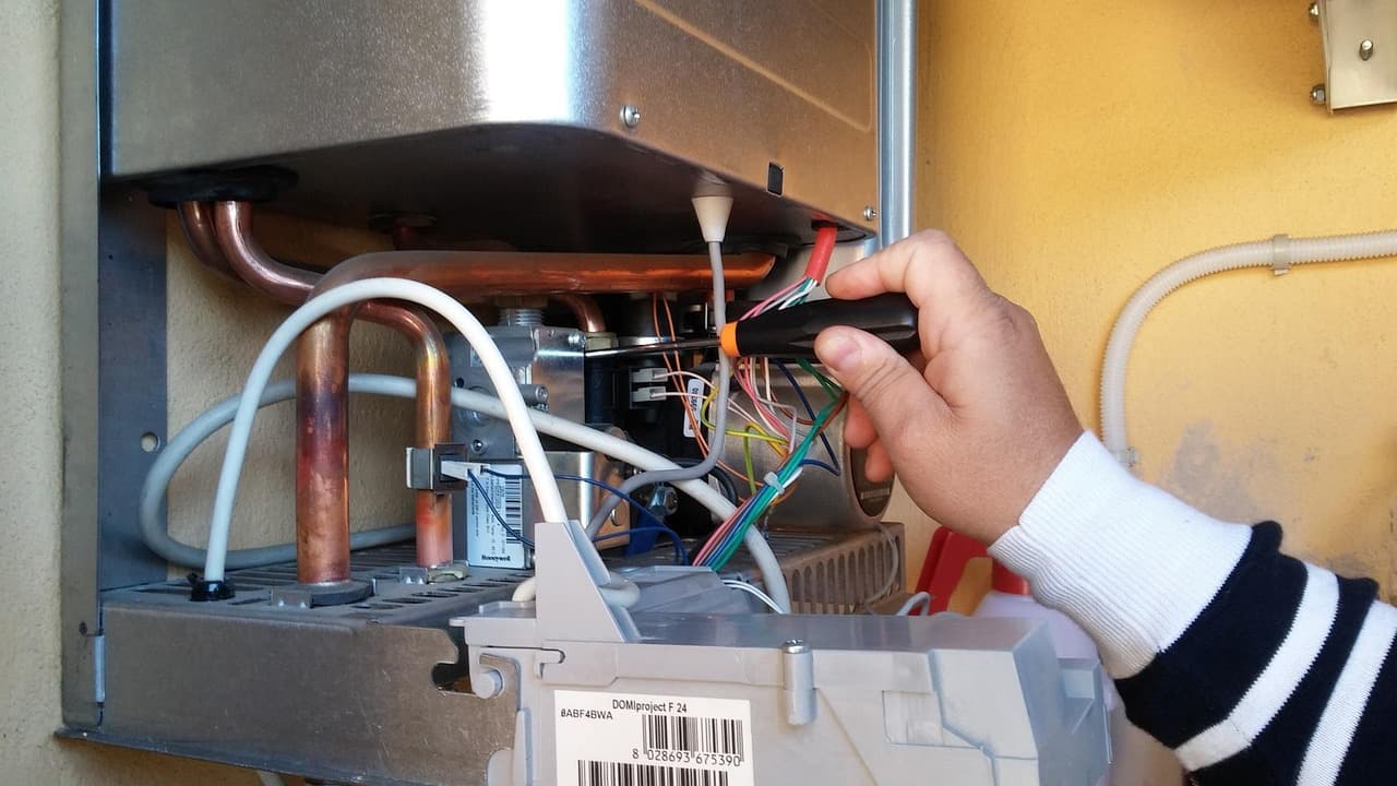 Geyser Repair service in Kochi - professional repair technician